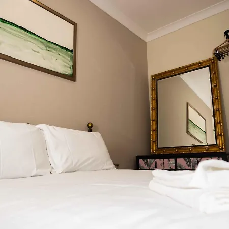 Pass The Keys Stones Throw Apartment, South Cliff, 斯卡伯勒