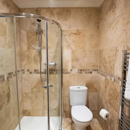 Pass The Keys Stones Throw Apartment, South Cliff,